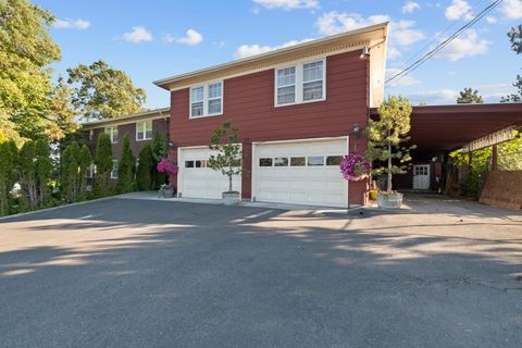 Tiny photo for 79 Washington Street, Klamath Falls, OR 97601 (MLS # 220212566)