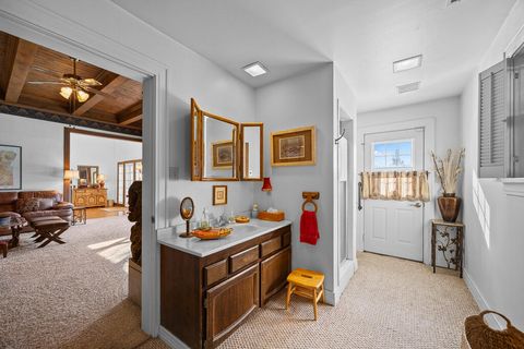 Tiny photo for 79 Washington Street, Klamath Falls, OR 97601 (MLS # 220212566)