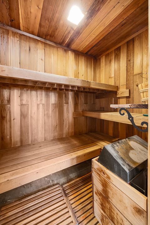 Tiny photo for 79 Washington Street, Klamath Falls, OR 97601 (MLS # 220212566)