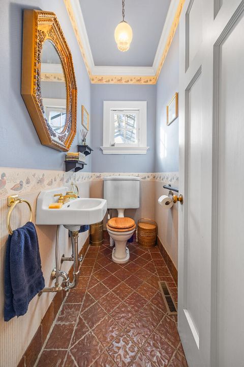 Tiny photo for 79 Washington Street, Klamath Falls, OR 97601 (MLS # 220212566)