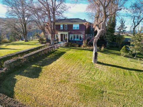 Photo of 79 Washington Street, Klamath Falls, OR 97601 (MLS # 220212566)