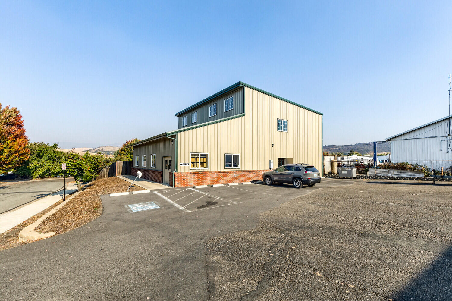 Main image without alt text