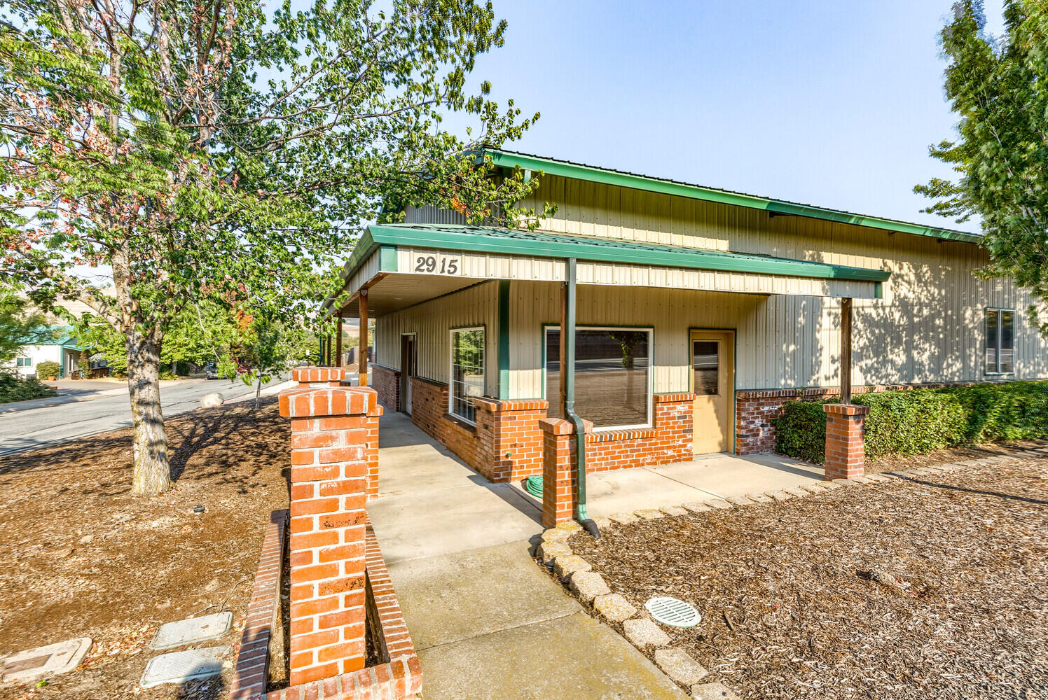 Main image without alt text