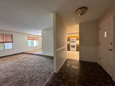 Tiny photo for 4428 El Cerrito Way, Klamath Falls, OR 97603 (MLS # 220219933)