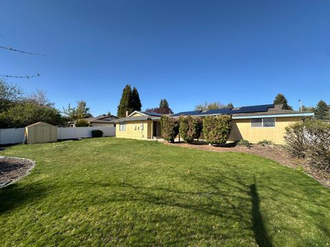 Tiny photo for 4428 El Cerrito Way, Klamath Falls, OR 97603 (MLS # 220219933)