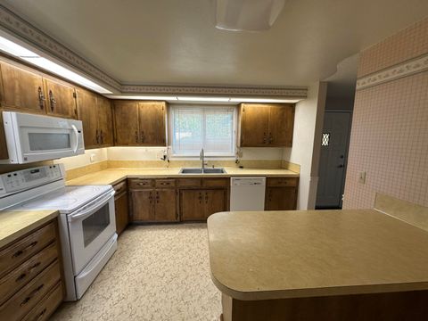 Tiny photo for 4428 El Cerrito Way, Klamath Falls, OR 97603 (MLS # 220219933)