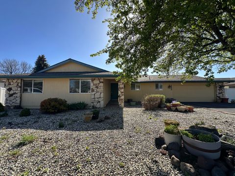 Tiny photo for 4428 El Cerrito Way, Klamath Falls, OR 97603 (MLS # 220219933)