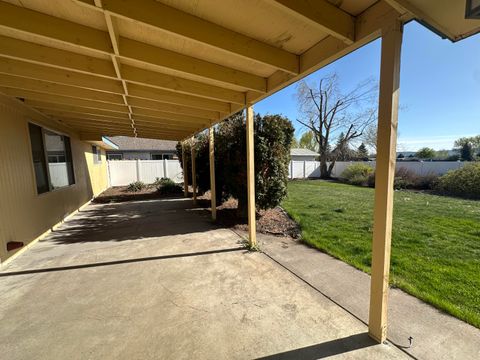 Tiny photo for 4428 El Cerrito Way, Klamath Falls, OR 97603 (MLS # 220219933)
