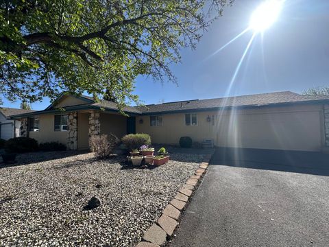 Photo of 4428 El Cerrito Way, Klamath Falls, OR 97603 (MLS # 220219933)