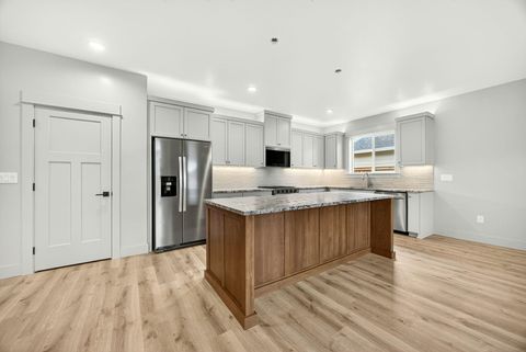 Tiny photo for 3751 Carlin Drive, Medford, OR 97504 (MLS # 220211699)