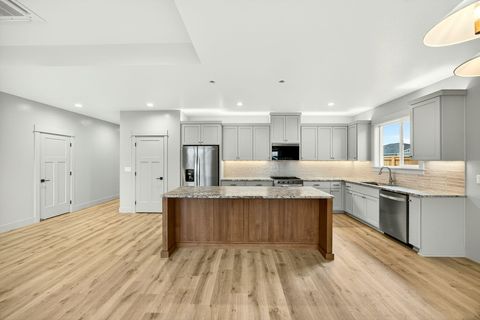 Tiny photo for 3751 Carlin Drive, Medford, OR 97504 (MLS # 220211699)