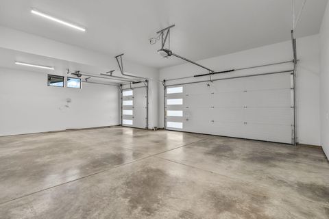 Tiny photo for 62552 NW Woodsman Loop, Bend, OR 97703 (MLS # 220212855)