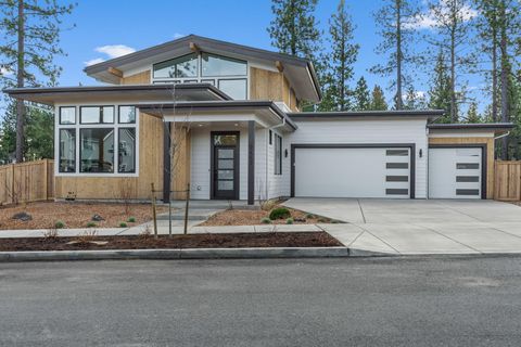Tiny photo for 62552 NW Woodsman Loop, Bend, OR 97703 (MLS # 220212855)
