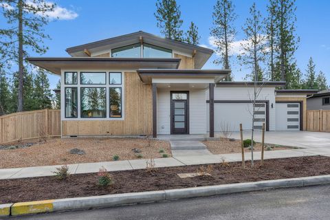 Tiny photo for 62552 NW Woodsman Loop, Bend, OR 97703 (MLS # 220212855)