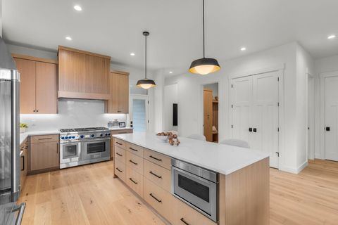 Tiny photo for 62552 NW Woodsman Loop, Bend, OR 97703 (MLS # 220212855)