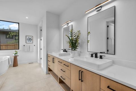 Tiny photo for 62552 NW Woodsman Loop, Bend, OR 97703 (MLS # 220212855)