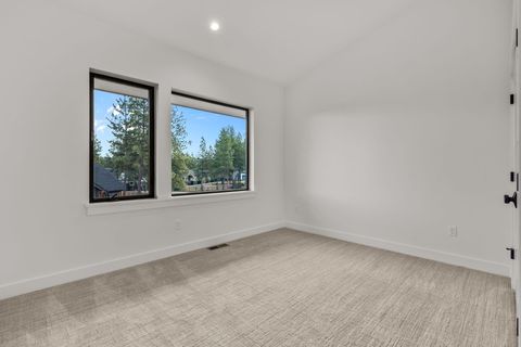 Tiny photo for 62552 NW Woodsman Loop, Bend, OR 97703 (MLS # 220212855)