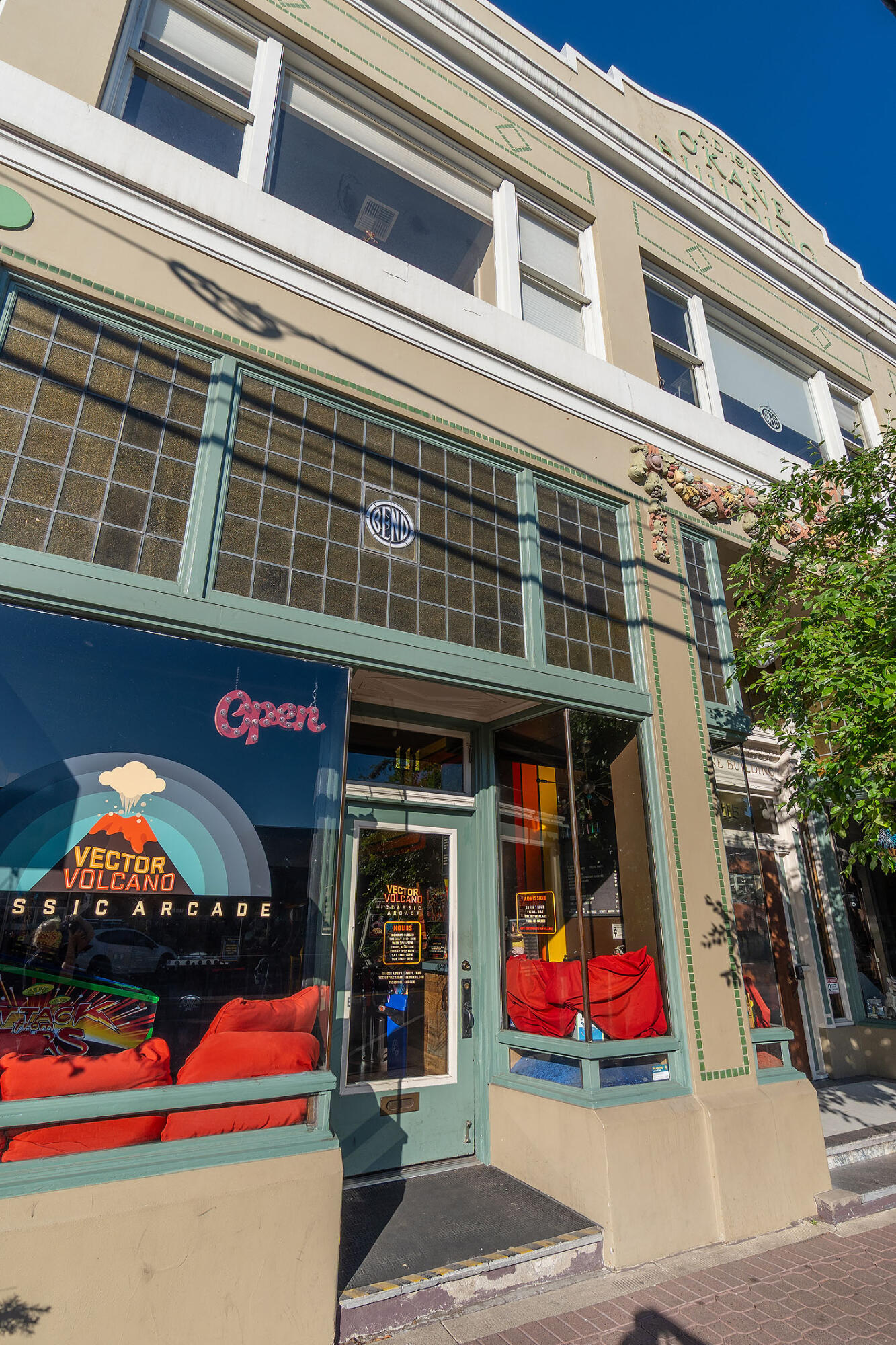 Main image without alt text