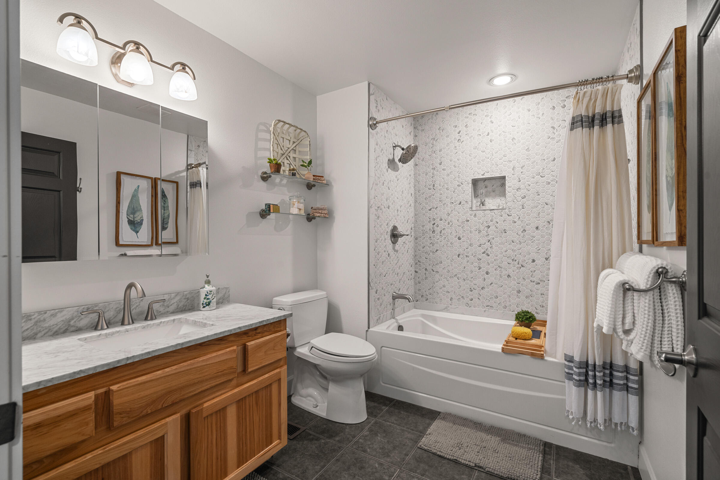 Desc Rvr Hmst Rimrk - Residential