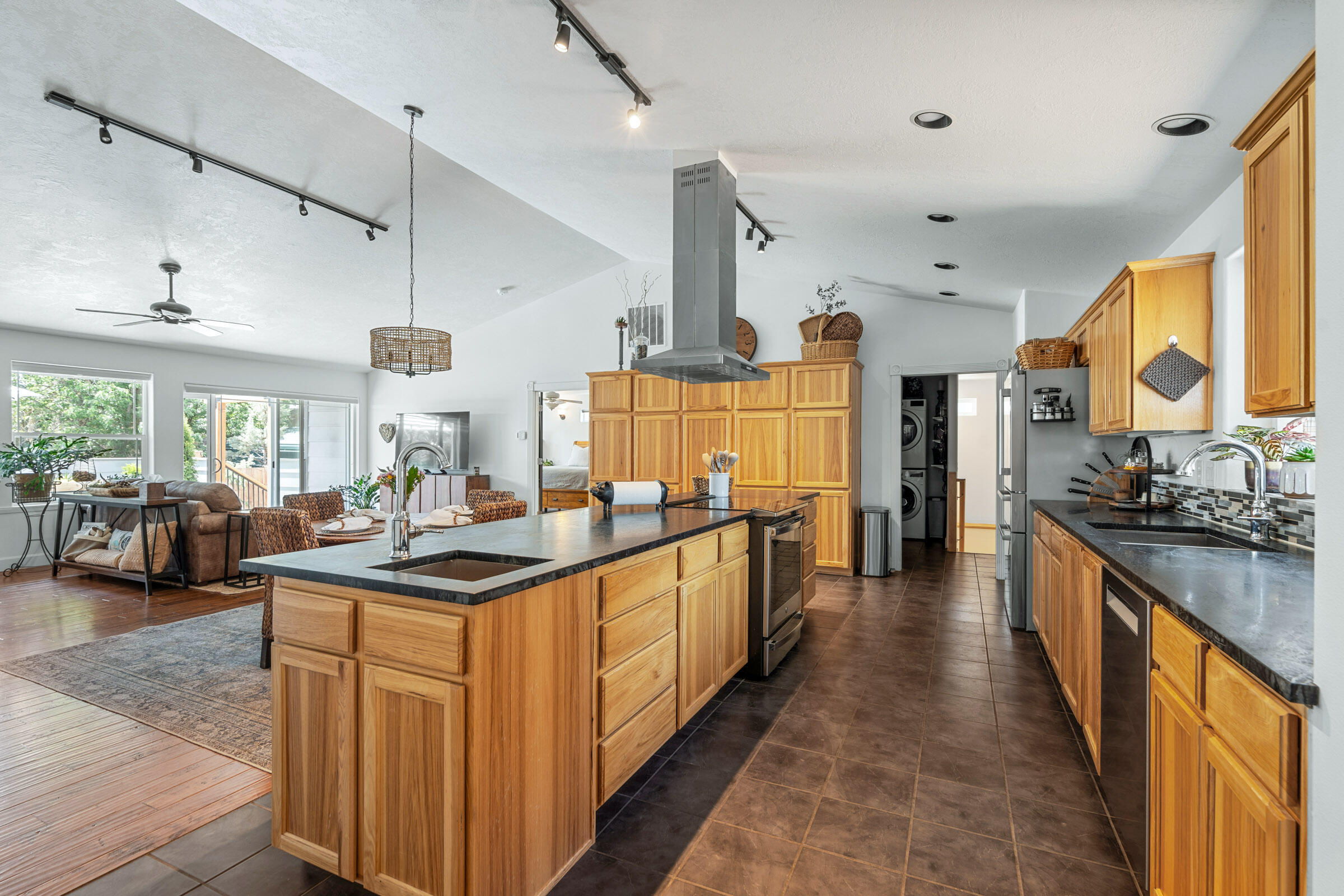 Desc Rvr Hmst Rimrk - Residential