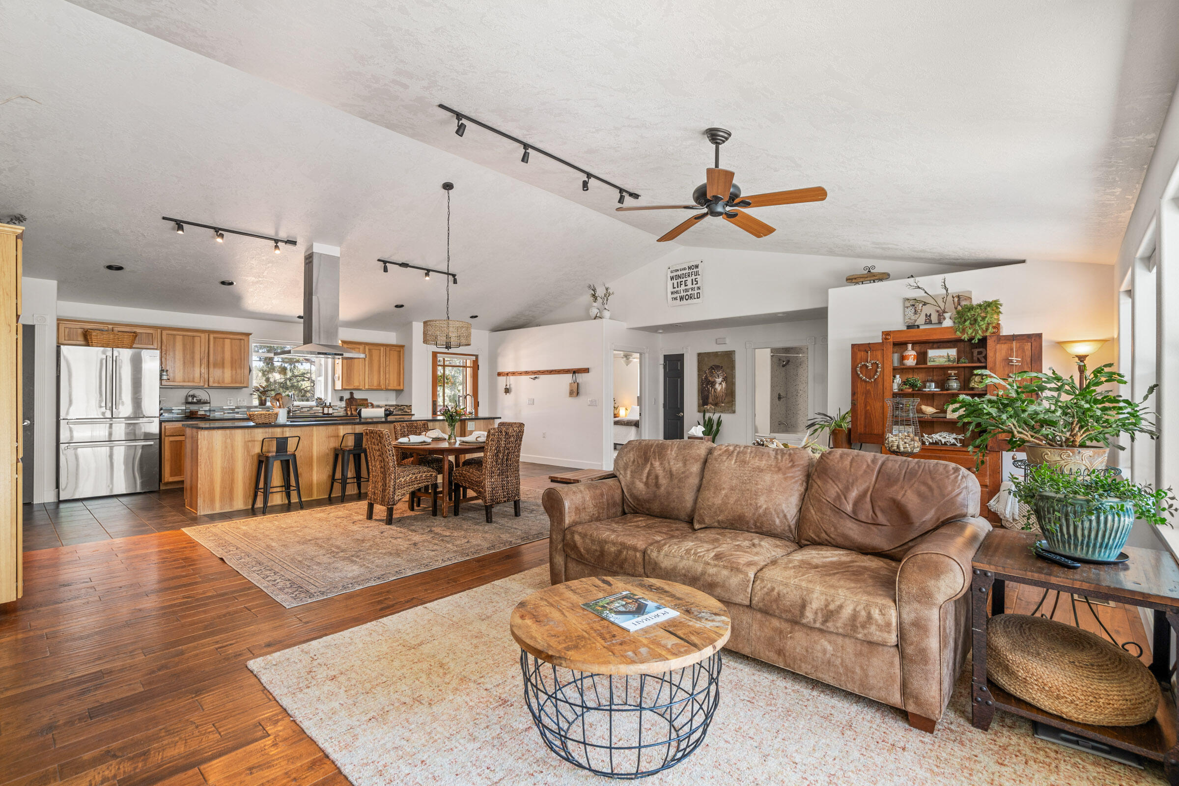 Desc Rvr Hmst Rimrk - Residential