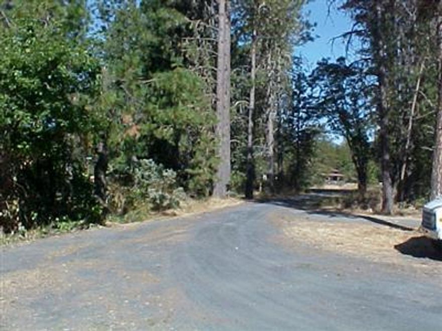 5 flat treed acres w/several home sites seasonal pands 15 GPM well. Covered RV pad 12X12X41 w 50 & 20 amp. 50X94 covered arena w/7 box stalls + tack room. Outdoor arena and round pen. Boarders BLM. 5 miles to Merlin