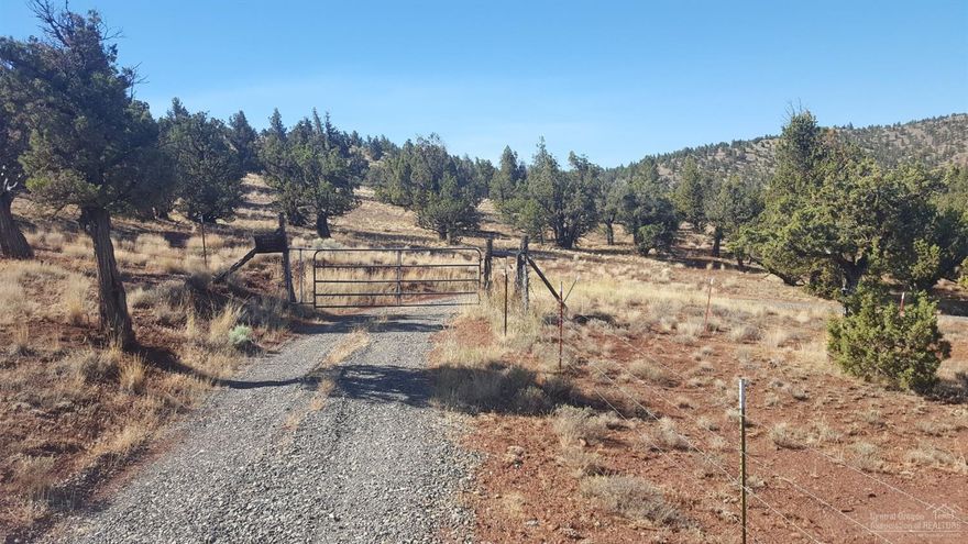 Drive the beautiful Crooked River Hwy across the head of Bowman Dam to the end of Salt Creek Road and find this gem of a property! Awesome views of the lake and peekaboo views of the Cascades. Private, yet convenient to Roberts Bay for boating.Build a special off grid retreat or just take the RV for a getaway and amazing star gazing. Property is fenced and borders BLM ad BOR.