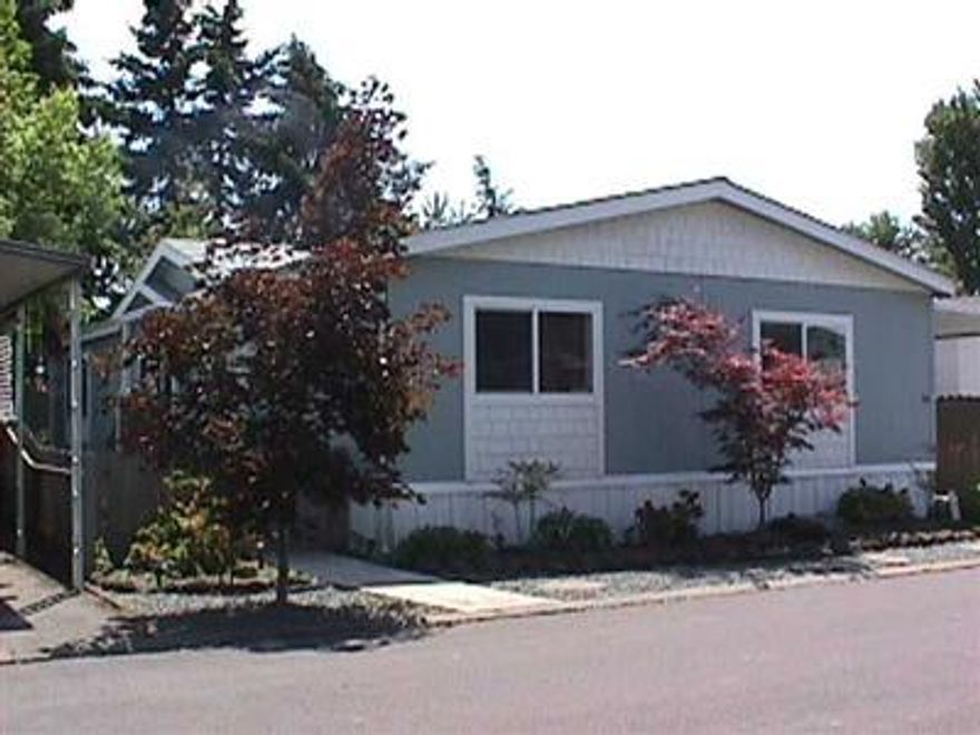 A MUST SEE! Beautiful 2003 (3)bed/(2)bath 1529 sq.ft. manf. home in Medford Estates, family park. Home is in move-in condition w/ a fresh coat of paint on the interior! Very spacious feel w/ open floor plan, vaulted ceilings, & skylights. It also features a flexible split-bedroom floor plan. Master has walk-in closet, master bath has double sinks, tile accents, & separate soaking tub & shower. Park offers clubhouse, pool, tennis & basketball courts, playground, Jacuzzi, sauna, workout room, library, & SECURITY! Park located next to bike/walk path. Buyers must be approved by park mgnmt.