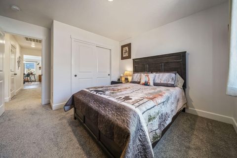 Tiny photo for 320 NW Par Avenue, Madras, OR 97741 (MLS # 220219538)