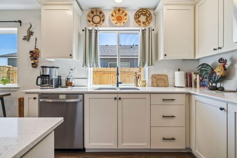 Tiny photo for 320 NW Par Avenue, Madras, OR 97741 (MLS # 220219538)