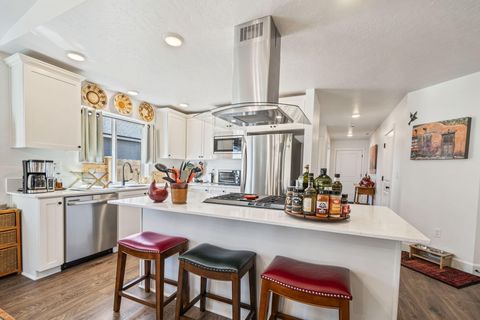 Tiny photo for 320 NW Par Avenue, Madras, OR 97741 (MLS # 220219538)
