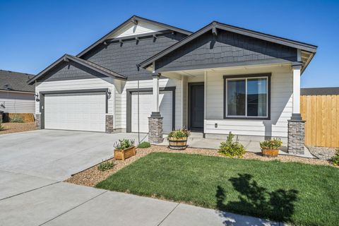Tiny photo for 320 NW Par Avenue, Madras, OR 97741 (MLS # 220219538)