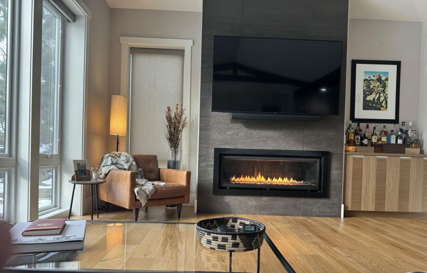 Beautiful single story Tripleknot townhome located in the desirable Tetherow neighborhood. Fabulous great room with beam accents and floor to ceiling windows. Chef's
kitchen with 2 islands is perfect for entertaining. Two suites plus an office complete this smart floor plan. Exceptional outdoor living with a large paver patio, new gas
fireplace and the soothing sounds of a waterfall.
Entered for comparable purposes.