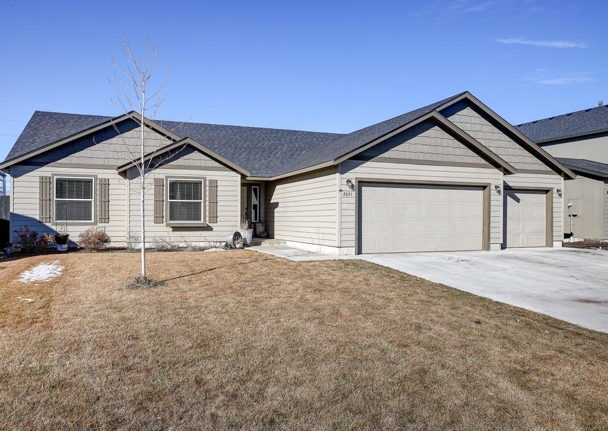 Check out this gorgeous 1805 sf ranch style home located on .36 of an acre backed up to the canal w/ peekaboo Cascade Mt. views.
This home features 3 bedrooms, 2 bath, bonus room/office, 3 car garage w/ 4 ft. extension that is painted & textured. Feel at home with
lots of natural light, vaulted ceilings, gas fireplace & quartz countertops throughout the home. In the kitchen you will find a oversized
panty, island/breakfast bar, pullouts in cabinets. The master suite features vaulted ceilings, shower stall w/ glass doors, walk-in closet &
enclosed toilet. Inviting backyard with hot tub, wrap-around concrete patio great for entertaining. Call today for a showing!