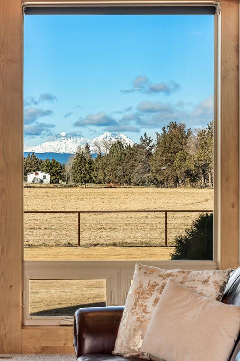 Tiny photo for 64146 Pioneer Loop, Bend, OR 97701 (MLS # 220217337)