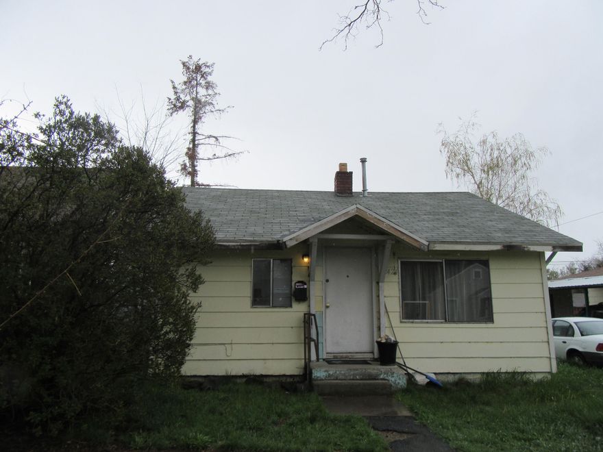 3 BR, 1 Bath, 840 sq.ft. Long term tenant, needs work but great potential
Good location, close to shopping, & bus stops
This 3 bedroom, 1 bath home needs work, but has great potential . Cash only.