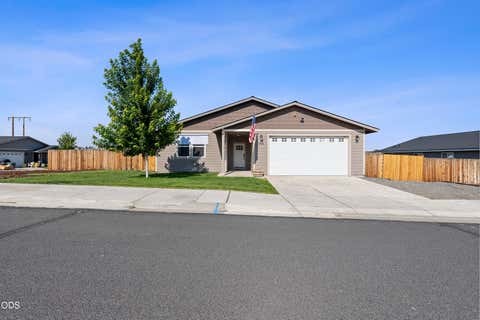 Photo of 976 SE Maui Lane, Madras, OR 97741 (MLS # 220226126)