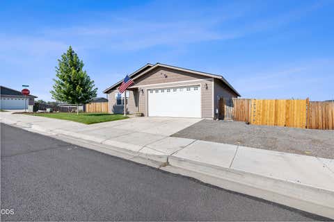Tiny photo for 976 SE Maui Lane, Madras, OR 97741 (MLS # 220226126)