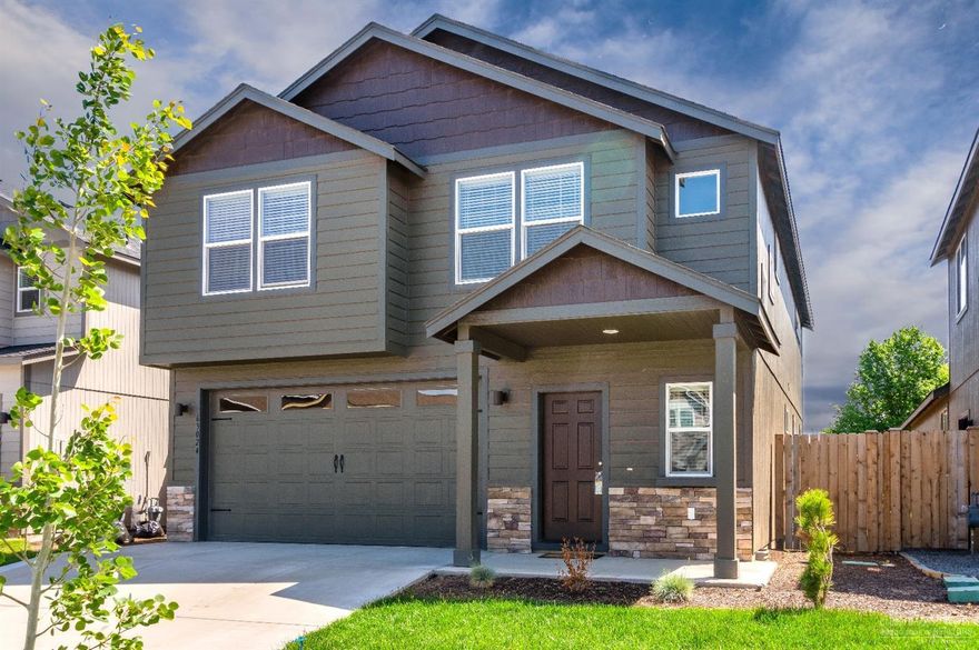 Perfect 4 bedroom home close to Pine Nursery Park. Open kitchen concept w/upgraded quarts countertops throughout. Other upgrades included: covered patio, 8' garage door w/windows, fully fenced and landscaped. Popular floor plan in fun NE Bend neighborhood. Easy access to schools and hospital.