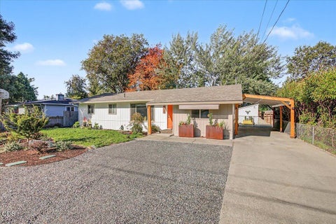 Photo of 1320 SE Elm Lane, Grants Pass, OR 97526 (MLS # 220228725)