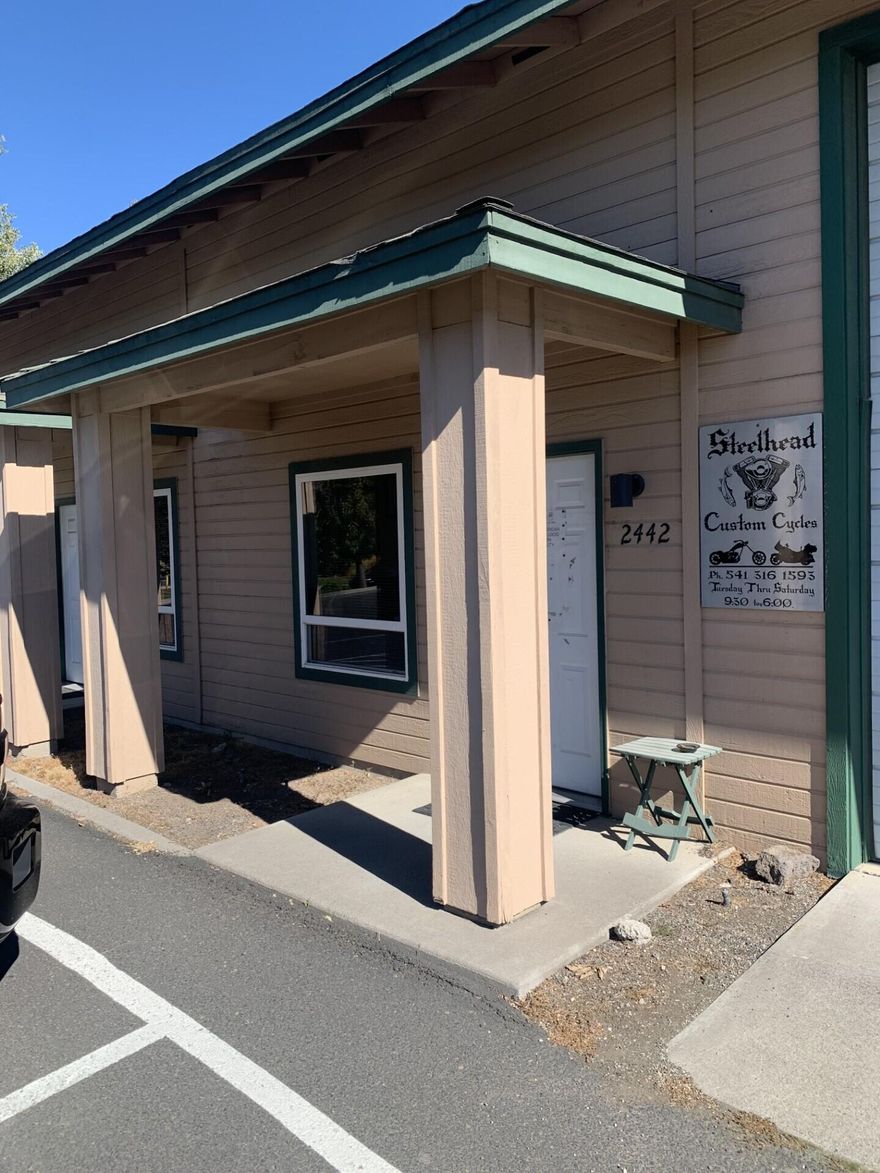 1800 sqft unit zoned M1 (light industrial), with 12'roll up truck door. Heated and insulated office space and restroom. Available December 1, 2025