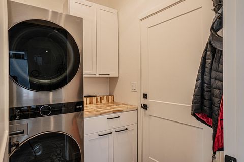 Tiny photo for 256 Rockfellow Place, Talent, OR 97540 (MLS # 220217172)