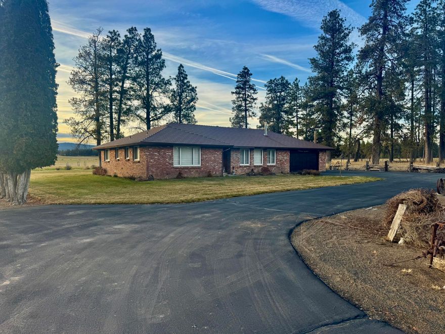 One Party Listing for a hard-to-find farm near Bonanza, Oregon.  277 acres with 261 acres of water rights out of a productive irrigation well.  Solid 1979 3 bed, 2.5 bath farmhouse with the classic country feel and easy year-round access.  Property is ideal for hay, potatoes, cattle, or grain.  

This property is set up right with two big hay/equipment barns, a workable shop, and a motorhome RV barn for storage, along with an additional storage building.  Good ground, great views- this is a clean, usable property with all the essentials in place.