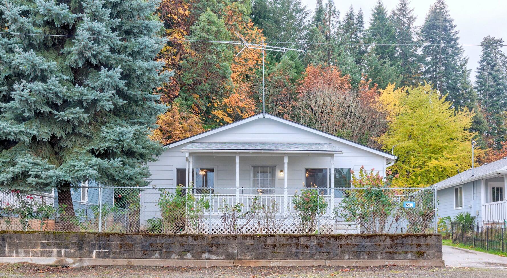 Glendale, Tow NOf Julia - Residential