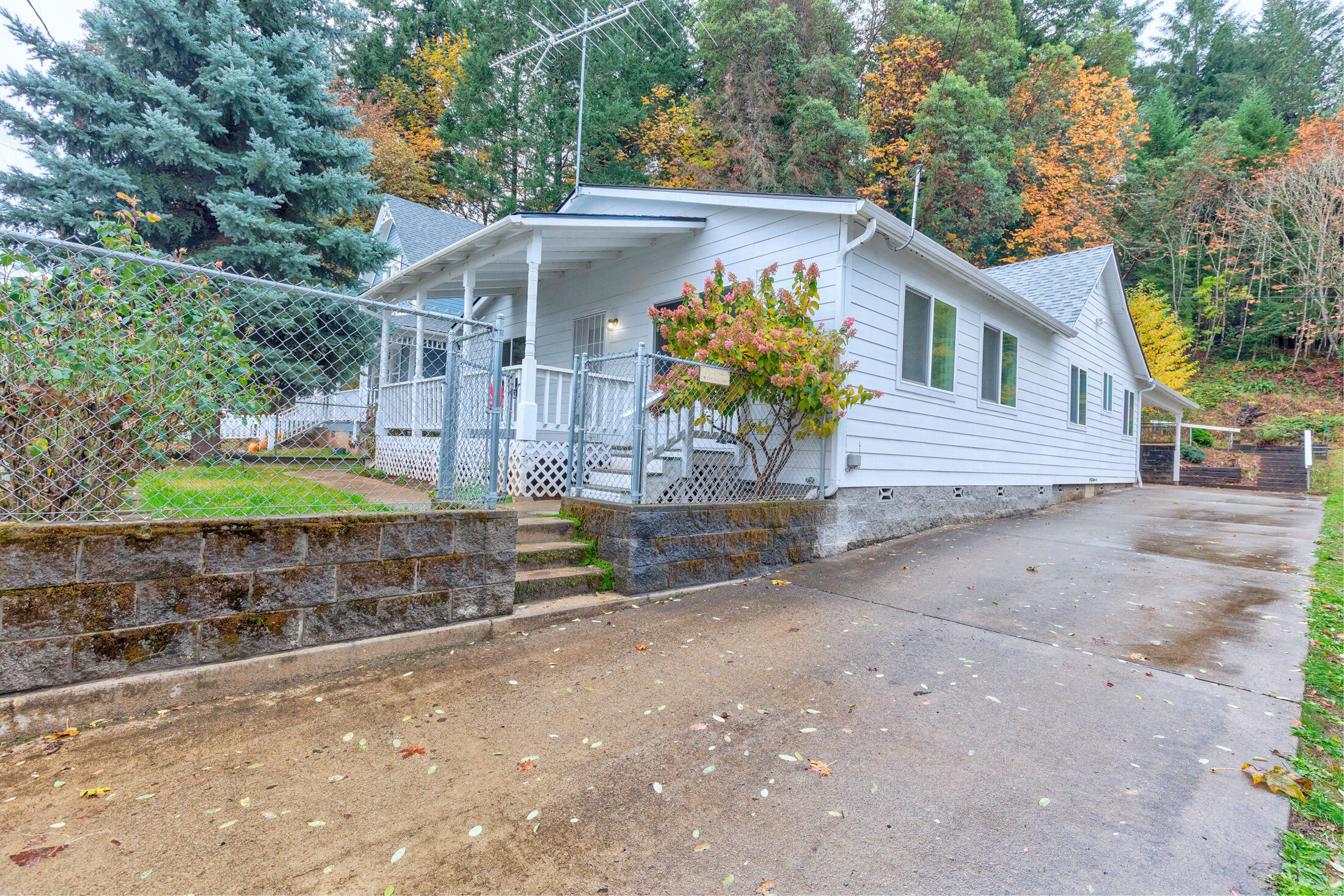 Glendale, Tow NOf Julia - Residential