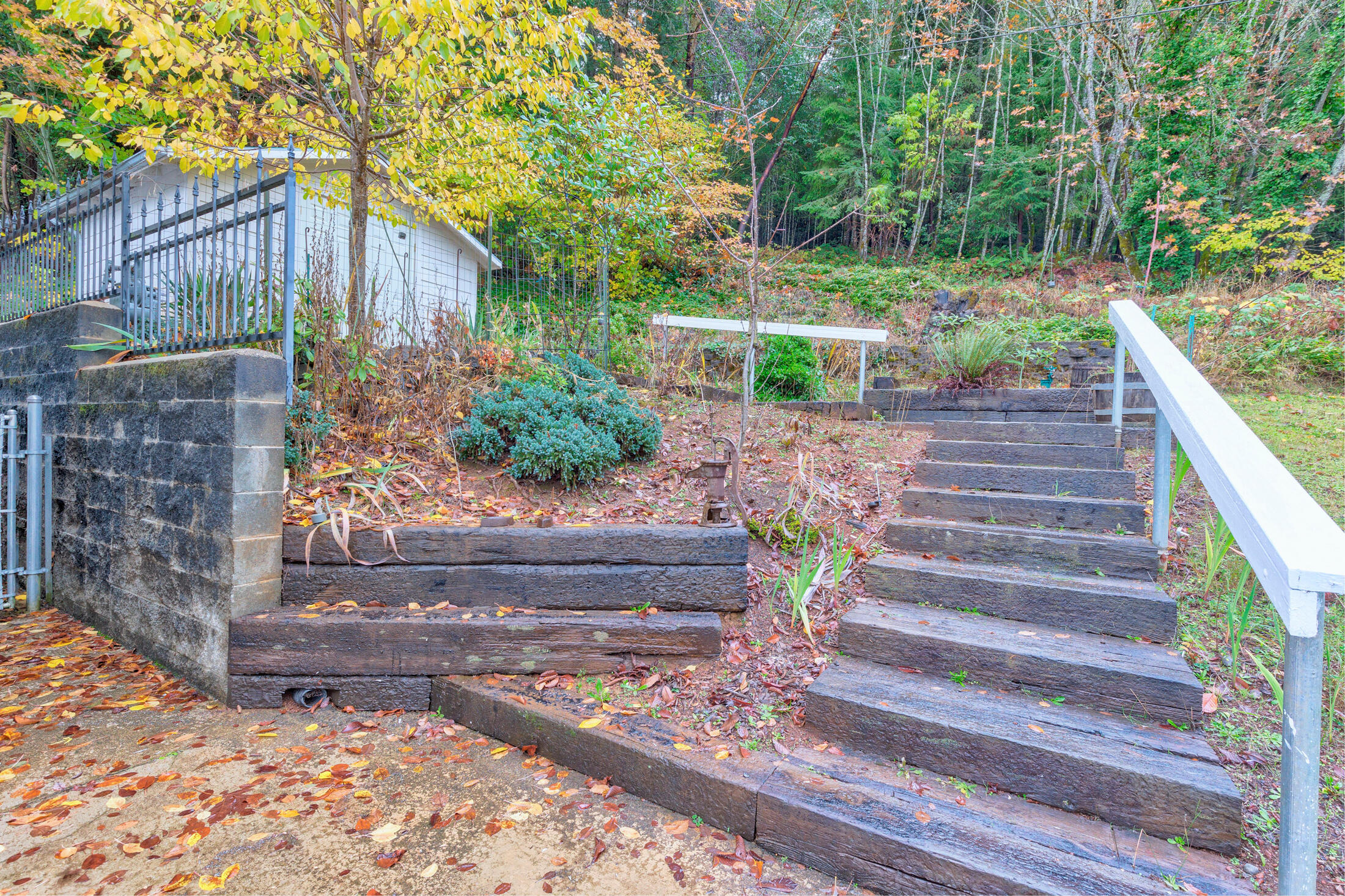 Glendale, Tow NOf Julia - Residential