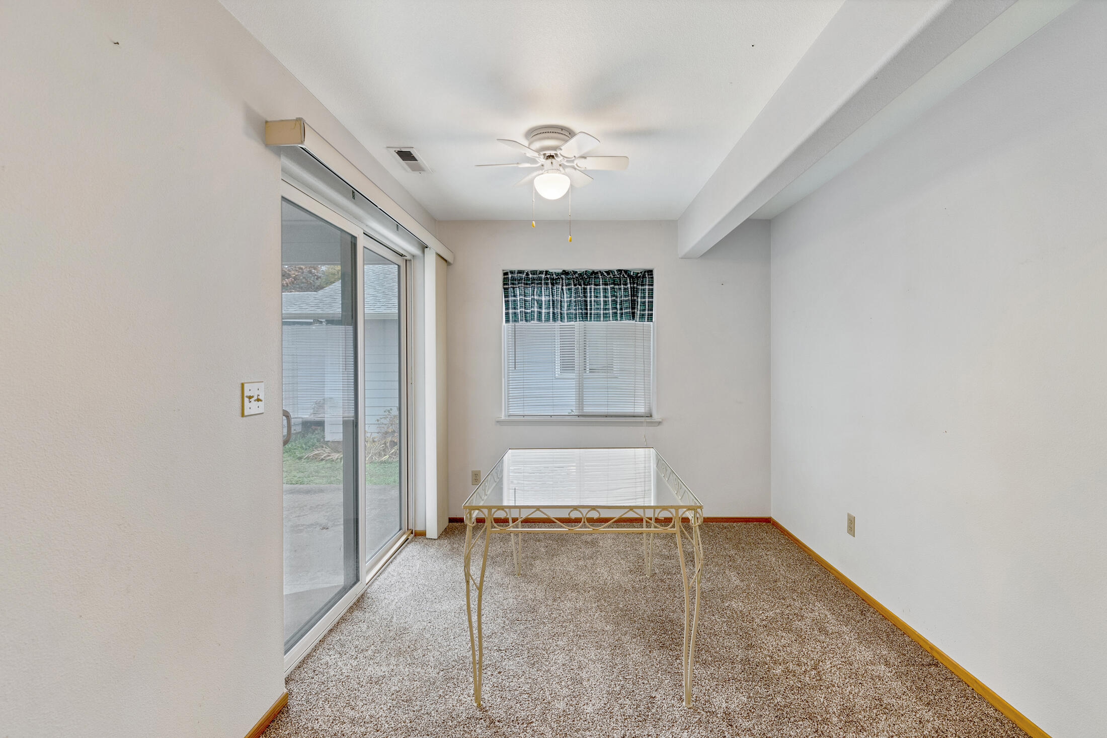 Glendale, Tow NOf Julia - Residential