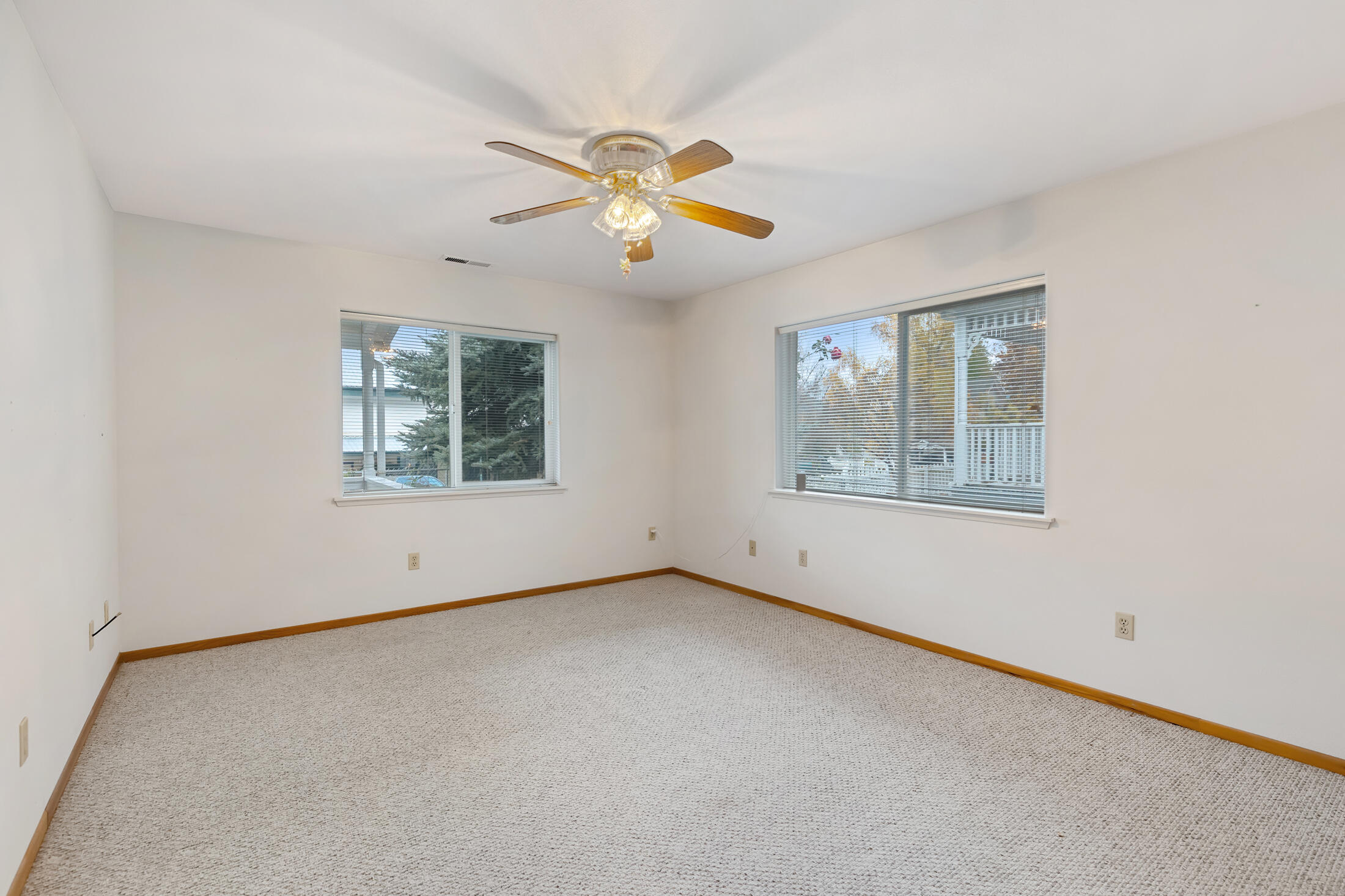 Glendale, Tow NOf Julia - Residential