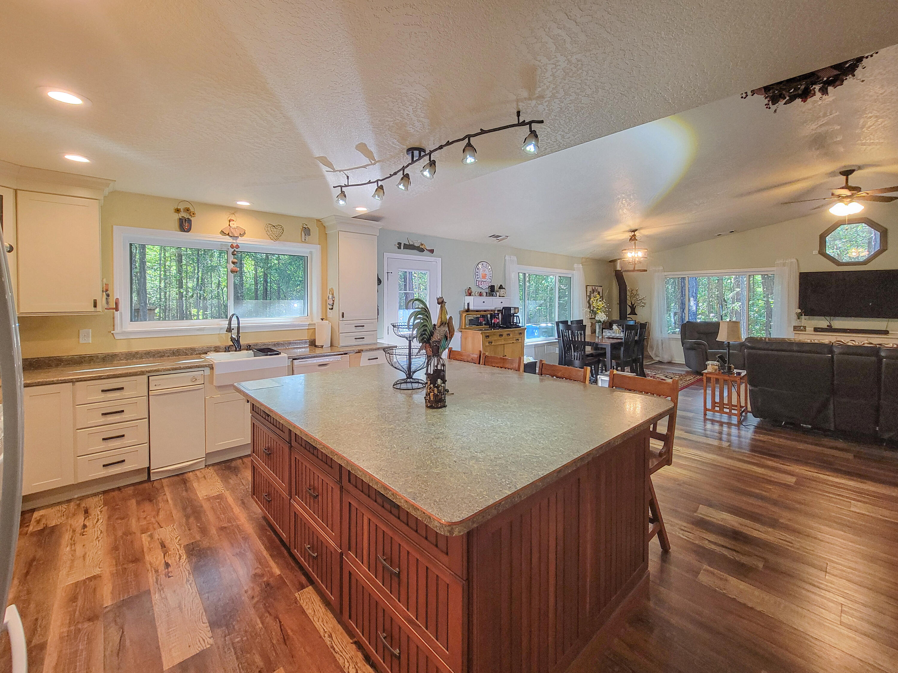 Cedarcrest Est - Residential