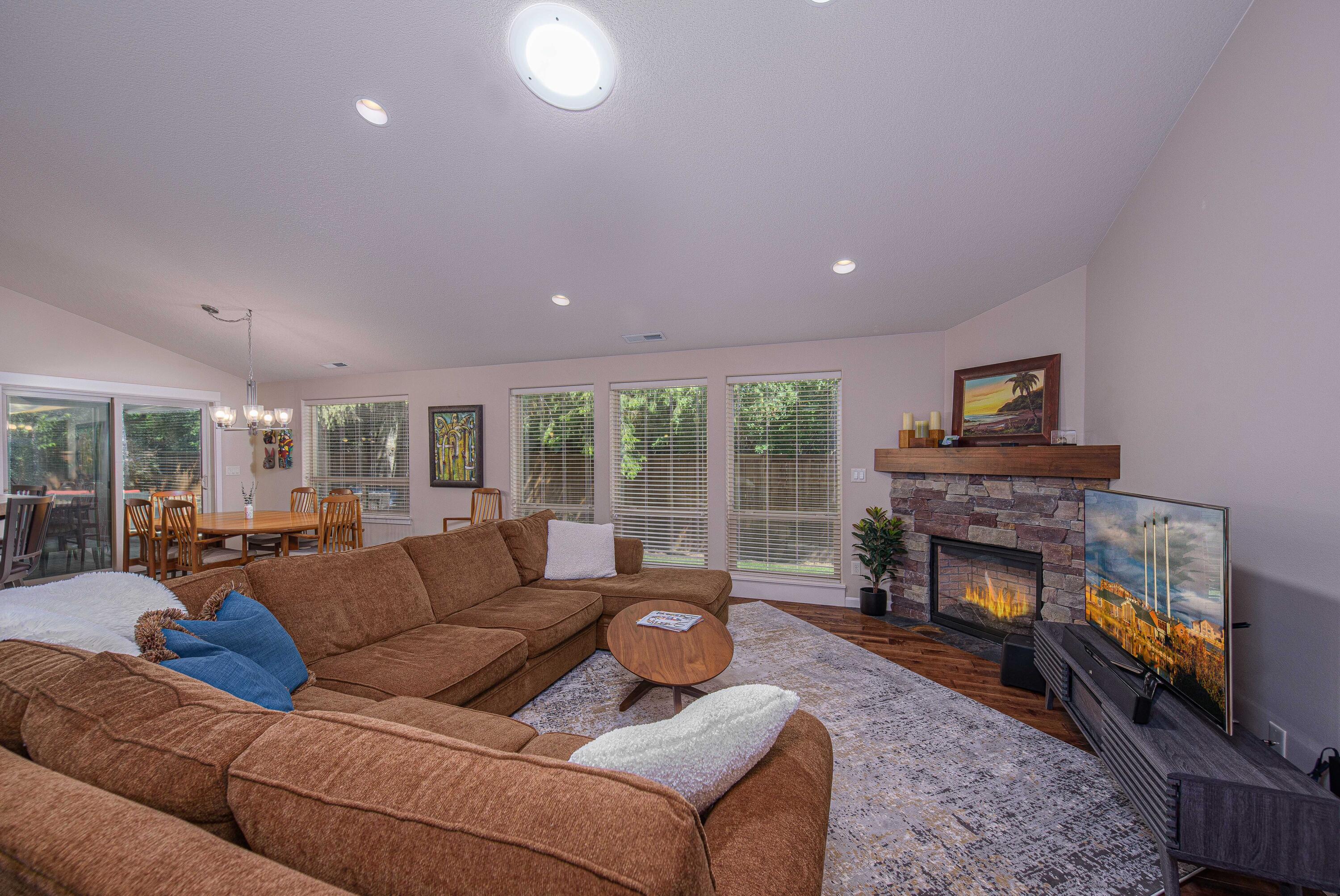 1202 SW McClellan Lane